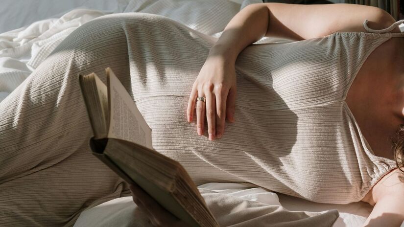 Para evitar o platô e desafiar o corpo de novas maneiras, a introdução de variações que adicionam instabilidade ou movimento dinâmico é crucial (cottonbro studio/Pexels)