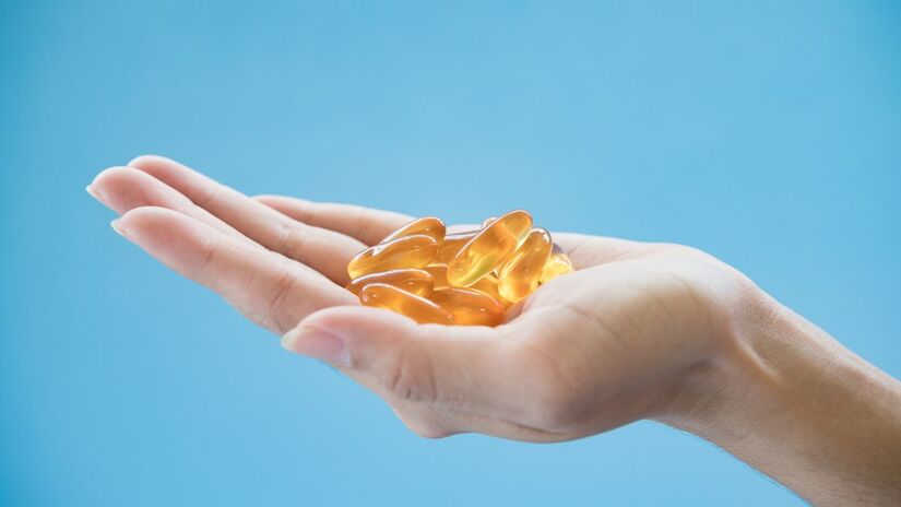 Nem sempre conseguimos todos os nutrientes apenas pela alimentação. Com orientação médica, suplementos de vitamina D e cálcio podem reforçar o organismo e prevenir a perda óssea. Equilíbrio também é saber quando o corpo precisa de um reforço/ jcomp/Freepik