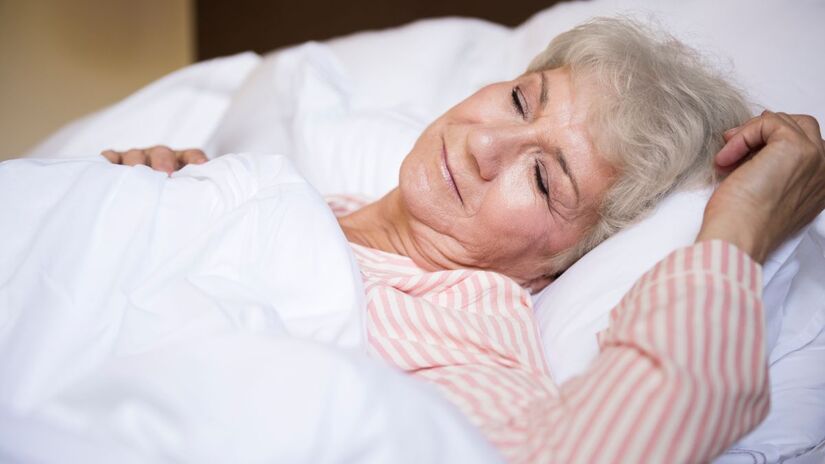 Dormir bem é parte essencial da rotina de fortalecimento. Durante o sono, o corpo se recupera, repara os músculos e estabiliza os hormônios. Descansar é tão produtivo quanto se exercitar/ gpointstudio/Freepik