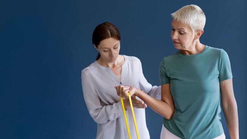 Contar com o apoio de um profissional evita lesões e garante resultados mais seguros. Um fisioterapeuta pode adaptar os movimentos à sua realidade e mostrar que nunca é tarde para começar. Com o acompanhamento certo, o corpo aprende, responde e evolui/ Freepik