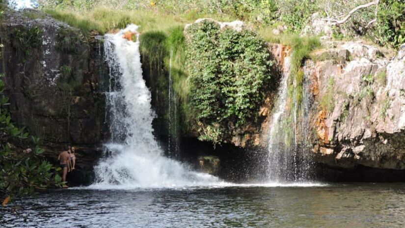 Alto Paraíso de Goiás (GO): Porta de entrada da Chapada dos Veadeiros, instituiu em 2024 a Taxa de Conservação Ambiental (TCA), no valor de R$ 20 por pessoa para até sete dias. O pagamento gera um QR code que deve ser apresentado nos acessos à vila de São Jorge e aos atrativos naturais/ Bibliofilia/Wikimedia Commons