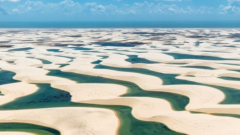 Santo Amaro do Maranhão (MA): Um dos portões de entrada dos Lençóis Maranhenses, cobra desde 2023 a Taxa de Turismo Sustentável. O valor é de R$ 10 por visitante, com validade de três dias, e pode ser pago em postos na cidade. Crianças, idosos e pessoas com deficiência têm isenção/ Julius Dadalti/Wikimedia Commons
