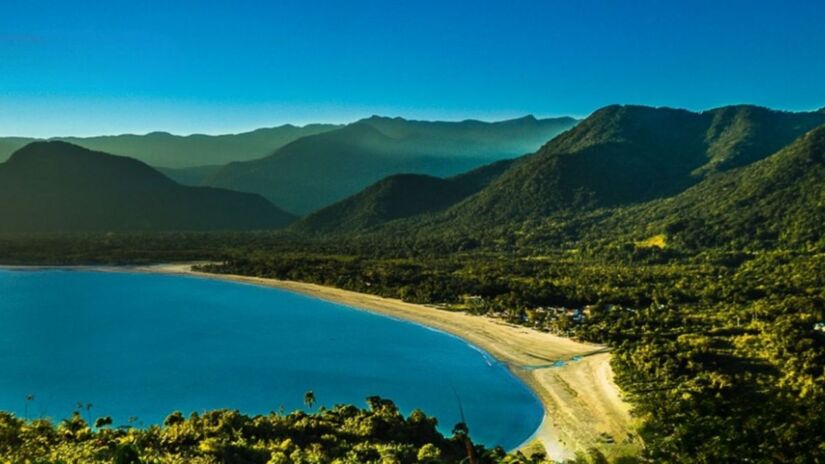 Ubatuba (SP): No litoral norte paulista, a TPA é cobrada eletronicamente para veículos. O valor é de R$ 13,73 para carros, R$ 3,69 para motos e R$ 97,14 para ônibus de turismo. O objetivo é reduzir os impactos ambientais e melhorar a infraestrutura da cidade/ Ubatuba Guide/Wikimedia Commons