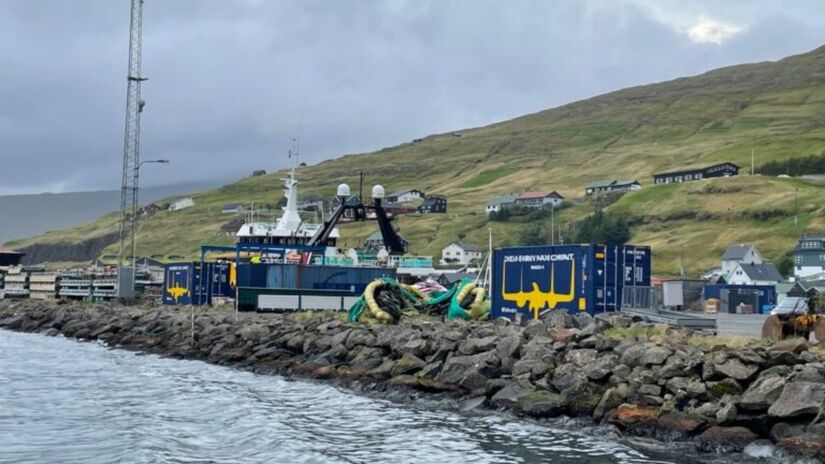 Contêineres e equipamentos da Minesto no porto das Ilhas Faroé: é daqui que partem as operações para instalar os "dragões" subaquáticos que transformam o movimento das marés em eletricidade/ Minesto