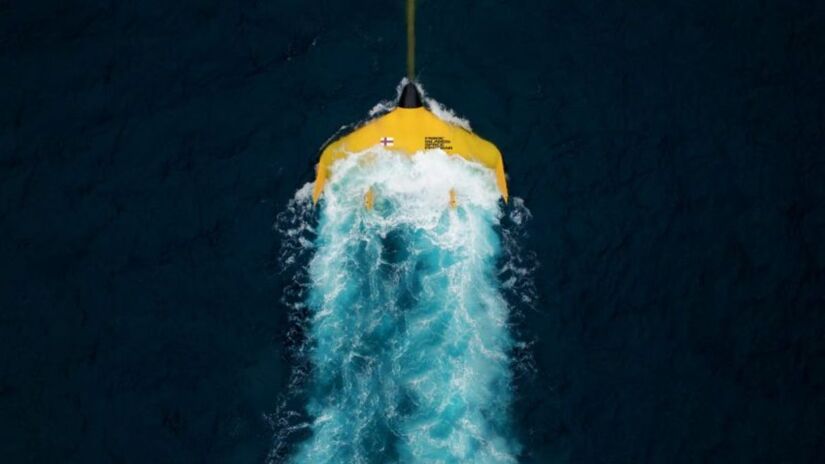 Vista aérea do "Dragon 12", turbina subaquática da Minesto, durante os testes em mar aberto. A força das correntes marítimas gira suas hélices, gerando energia limpa e previsível/ Minesto
