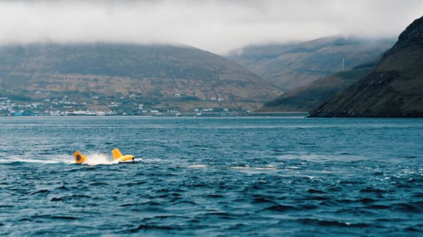 Um dos "dragões" já em operação no estreito de Hestfjord, nas Ilhas Faroé. A tecnologia aproveita o fluxo constante das marés, impulsionado pela gravidade lunar/ Minesto