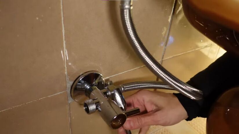 A instalação é simples e dispensa grandes obras ou reformas, podendo ser instalada de forma rápida e prática/ Reprodução Youtube/Agiliza Lab, por Mari Pavan