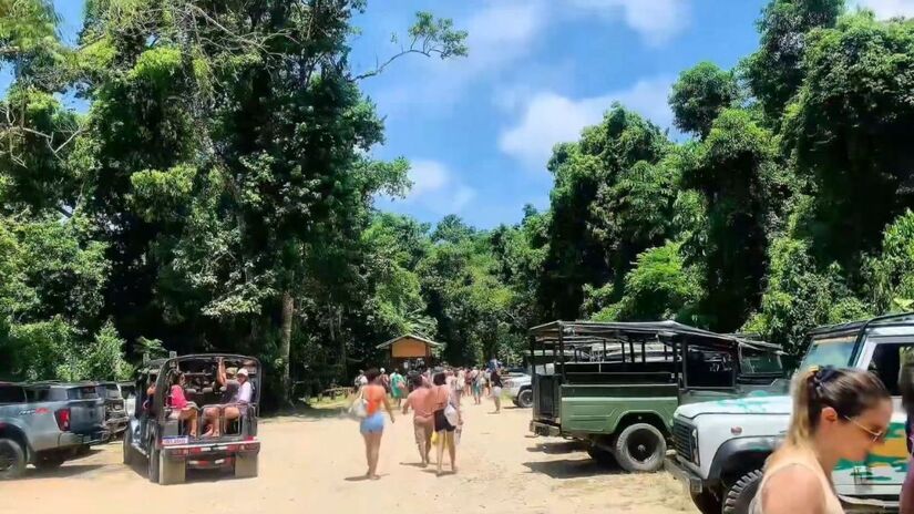 O acesso à praia é limitado, feito por trilha, estrada para 4x4 ou barco, o que ajuda a manter a natureza preservada