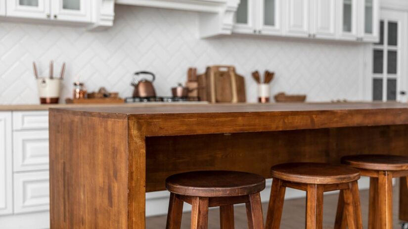 A península com mesa integrada se consolida como a principal alternativa, por ser mais funcional, elegante e adaptável a diferentes tamanhos de cozinha (imagens ilustrativas) / Freepik
