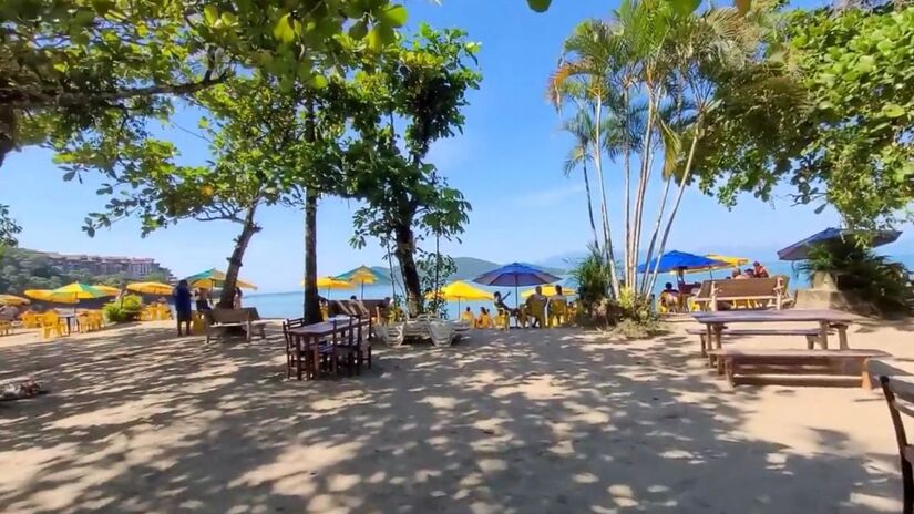 A Praia de Mococa fica em Caraguatatuba, no litoral norte de São Paulo, a cerca de 15 km do centro da cidade / Fotos: Reprodução Youtube/Ubatuba e o mundo