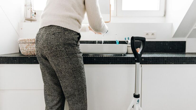 É ideal para acessibilidade e bem-estar, como para idosos ou pessoas com mobilidade reduzida, por facilitar a higiene diária e evitar posturas incômodas/ Wheeleo Walker/Pexel