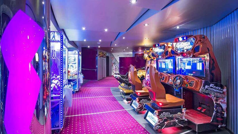 Espaço interativo com jogos e simuladores para todas as idades, ideal para quem busca diversão tecnológica em alto-mar/ PromoAção