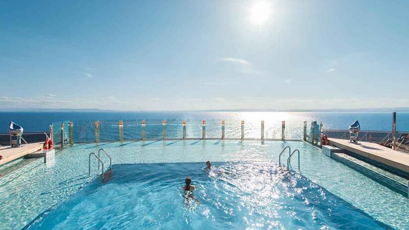 Piscina com borda infinita e vista panorâmica para o mar  o cenário perfeito para relaxar e curtir as lindas paisagens do litoral paulista/ PromoAção