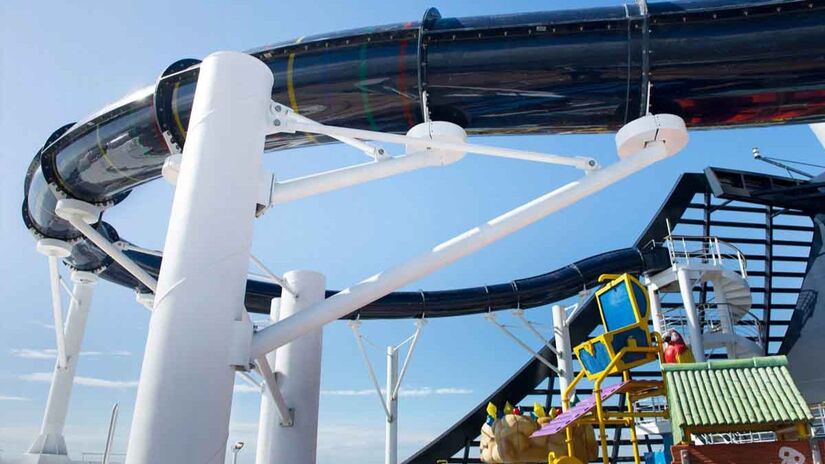 O toboágua transparente mais longo em alto-mar, garantindo adrenalina e diversão com uma vista impressionante do oceano/ PromoAção