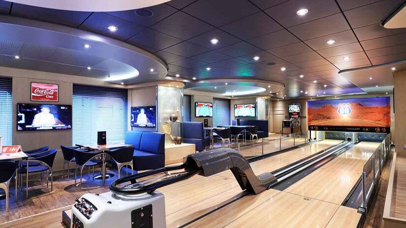 Pista de boliche temática e restaurante, combinando esporte e gastronomia em um só lugar/ PromoAção