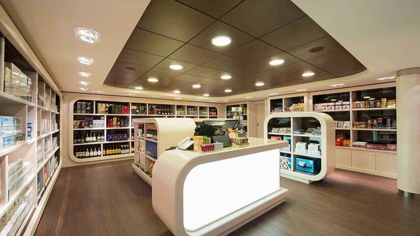 Espaços de compras com produtos importados, perfumes, bebidas e lembranças exclusivas para os passageiros/ PromoAção