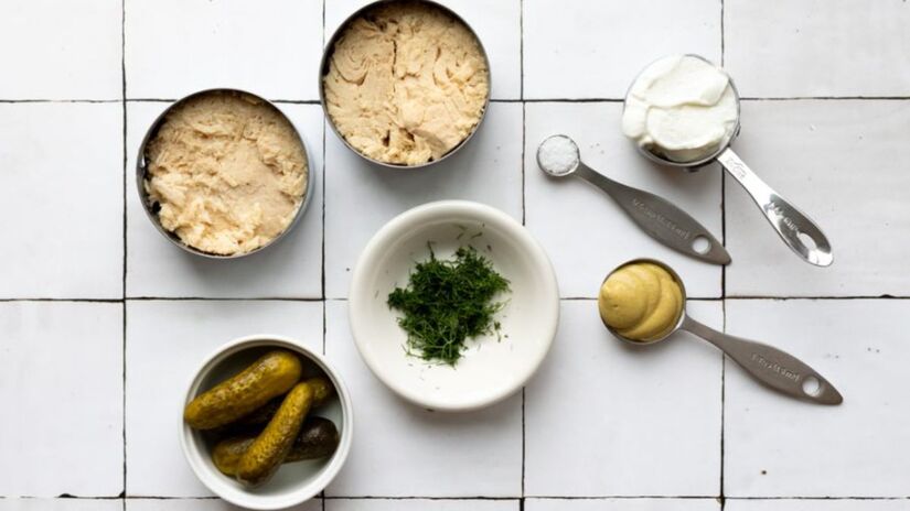 1. Separe os ingredientes para a salada de atum: atum, coalhada seca, mostarda Dijon, picles, ervas frescas e sal/ Alex Aldeborgh/Daisy Beet
