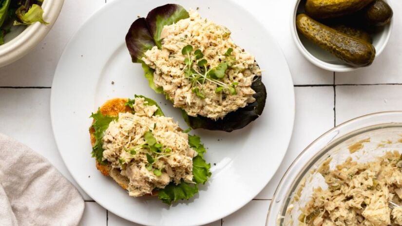 6. Sirva a salada de atum com coalhada seca em sanduíches  uma opção leve, nutritiva e deliciosa/ Alex Aldeborgh/Daisy Beet