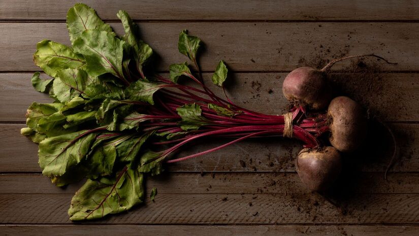Macias e nutritivas, as folhas de beterraba têm quase três vezes mais potássio que a banana  e ainda podem enriquecer sopas e refogados/ Freepik