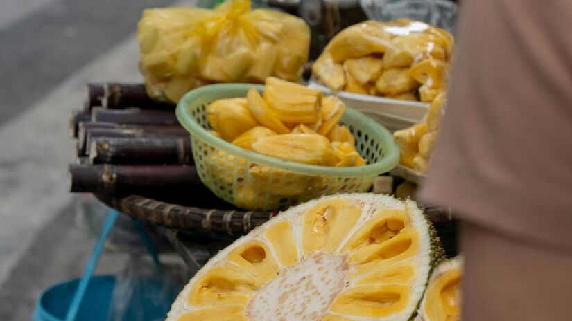 A jaca é uma fruta tropical rica em potássio e fibras, com textura firme que a torna ideal para substituir a carne em receitas veganas/ Angelo M./Pexel