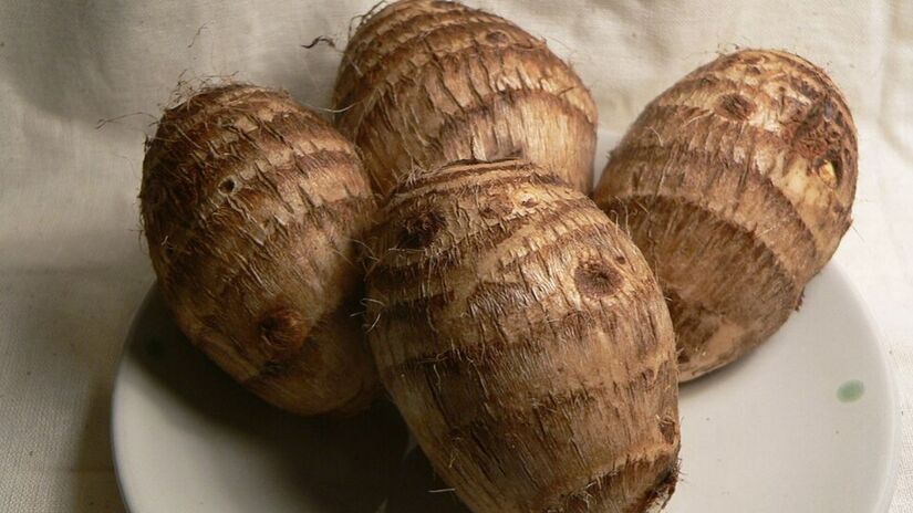 Muito usado na culinária asiática, o taro é uma raiz rica em potássio e pode virar chips, purês ou sobremesas/ Yongxinge/Wikimedia Commons