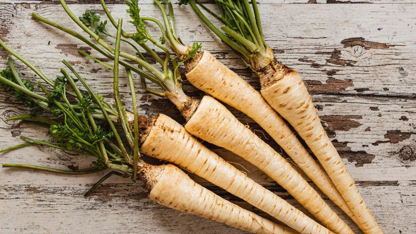 Parecida com a cenoura, a pastinaca tem sabor adocicado e é uma boa aliada para quem busca mais potássio na dieta/ Freepik