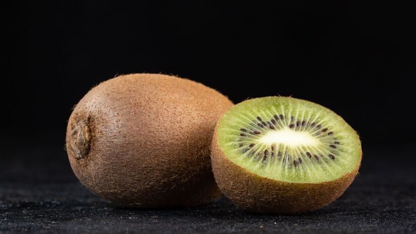 Pequeno, mas poderoso: o kiwi tem potássio, vitamina C e cobre, fortalecendo a imunidade e o coração/ mdjaff/Freepik