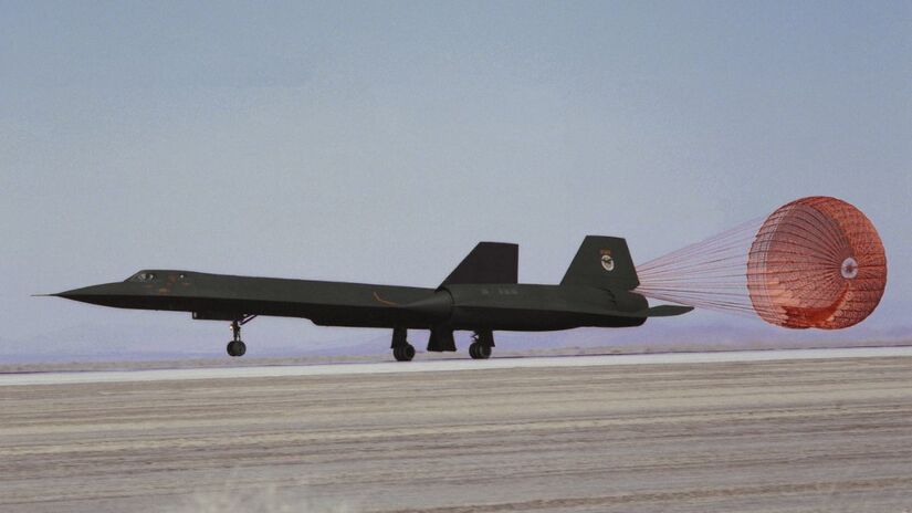 Utilizado para reduzir a velocidade após pousos em alta velocidade, o paraquedas era essencial para controlar a desaceleração do jato supersônico/ NASA/Flickr