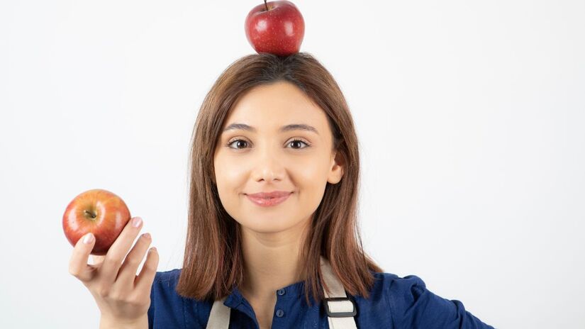 Com mais de 80 % de água, a maçã ajuda na hidratação e reduz a fome entre as refeições/ Azerbaijan_stockers/Freepik