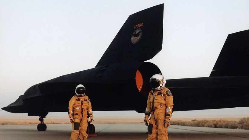 Os tripulantes usavam trajes pressurizados semelhantes aos de astronautas, devido às altitudes extremas e às condições próximas ao espaço/ NASA/Jim Ross