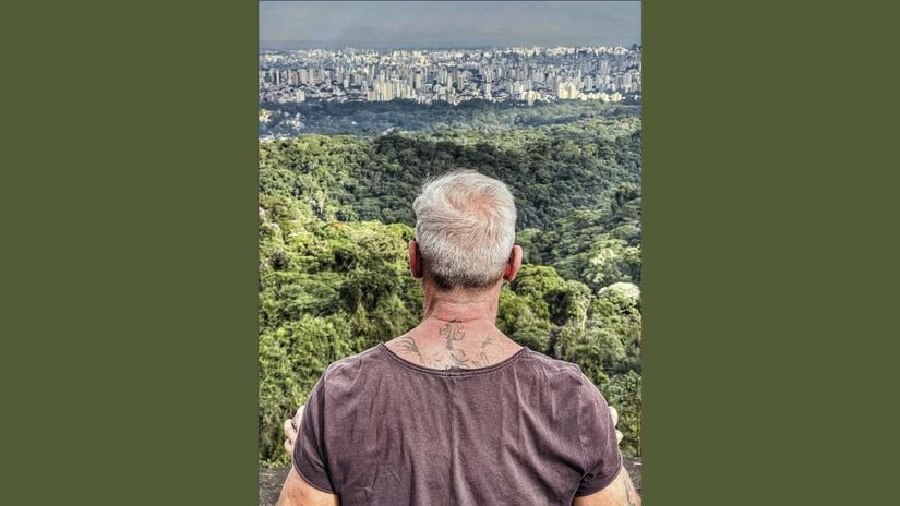 Eduardo Paziam observa a transição entre o verde da mata e o cinza da cidade  símbolo do propósito do projeto Pazipê de aproximar São Paulo da natureza/ Reprodução Instagram/@projetopazipe