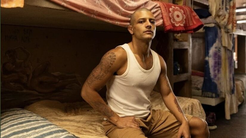 Kelner Macêdo caracterizado como Cristian Cravinhos, cúmplice no crime que chocou o Brasil em 2002/ Reprodução Instagram/@ulissescampbell