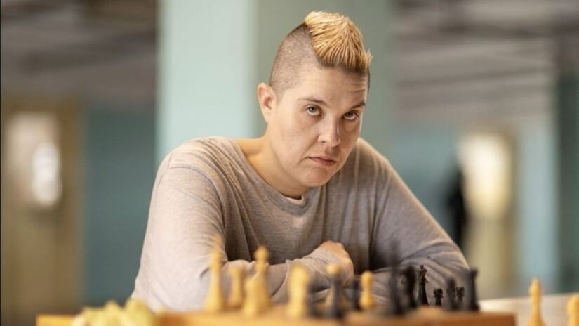 Letícia Rodrigues caracterizada como Sandra Regina Ruiz, a Sandrão, presa por sequestro seguido de morte/ Reprodução Instagram/@ulissescampbell