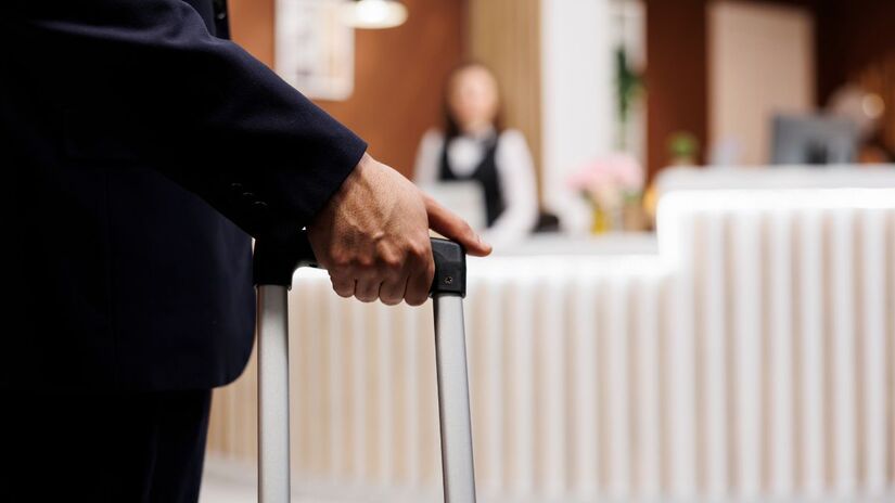 Ser pontual e cordial no check-in ajuda a começar a estadia com o pé direito/ DC Studio/Freepik