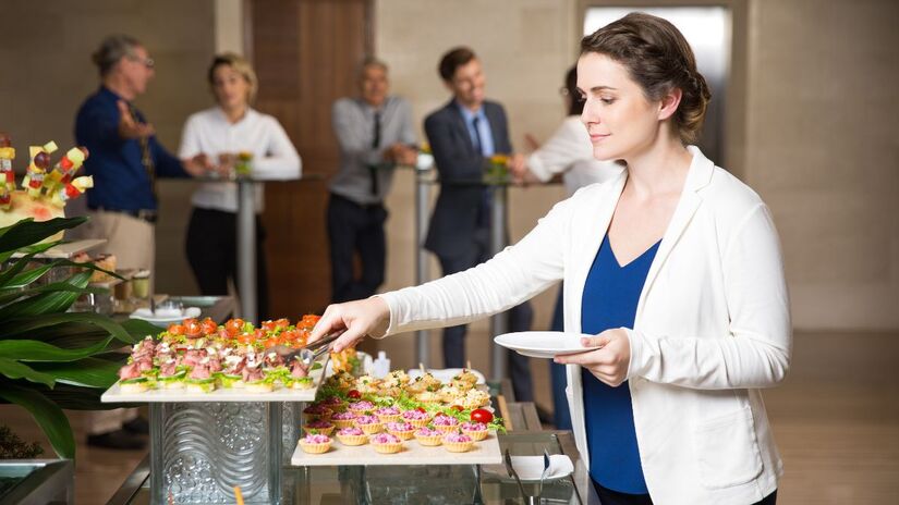 As refeições do buffet devem ser consumidas no local, sem levar alimentos/ katemangostar/Freepik