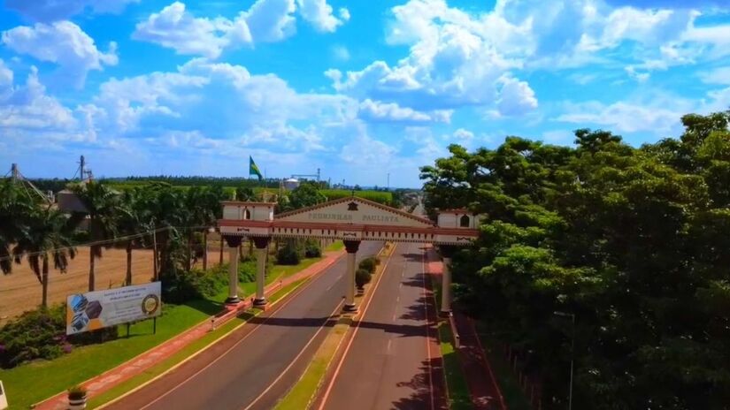 Pedrinhas Paulista, a 480 km de São Paulo, é conhecida como a "Roma brasileira" por ter sido fundada por imigrantes italianos e preservar até hoje fortes traços da cultura europeia / Fotos: Reprodução Youtube / MAM - AERO DRONE IMAGENS AÉREAS