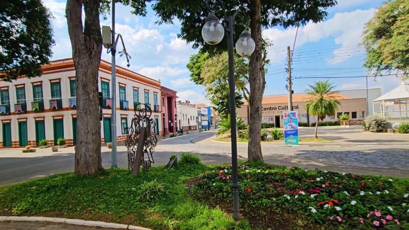 A tradicional Festa das Flores e do Morango é um dos principais eventos da cidade, celebrando a produção local e a diversidade cultural da região