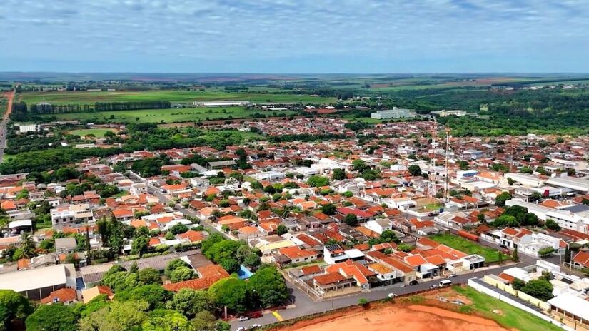 Esse volume coloca Bastos como um dos principais polos da avicultura no país, com grande relevância econômica no setor / Fotos: Reprodução Youtube/Em cantos do interior