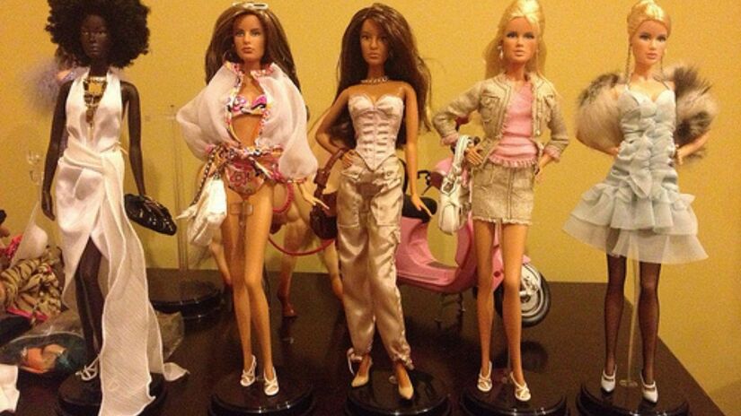 A Mattel lançou Barbies com diferentes tons de pele, tipos de corpo e estilos de cabelo, promovendo diversidade e representatividade. /Flickr