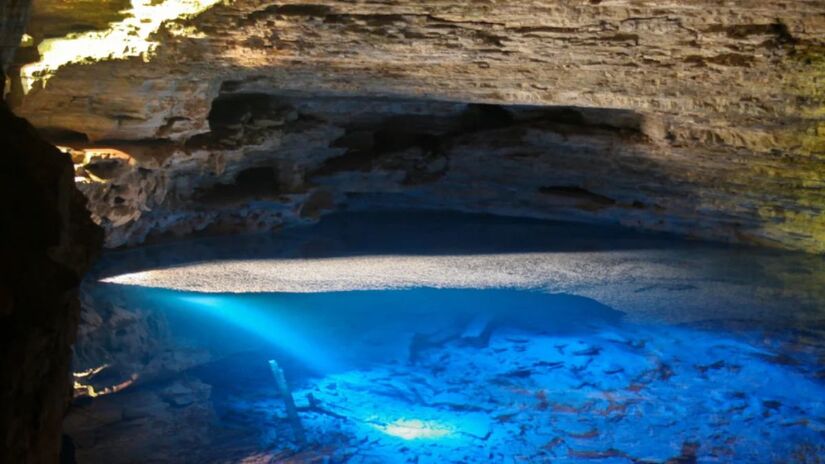 Poço Encantado: um espetáculo natural de luz e água /melhoresdestinos