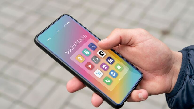 Celulares modernos armazenam desde dados bancários até informações pessoais, tornando-se alvos valiosos para criminosos/ Freepik