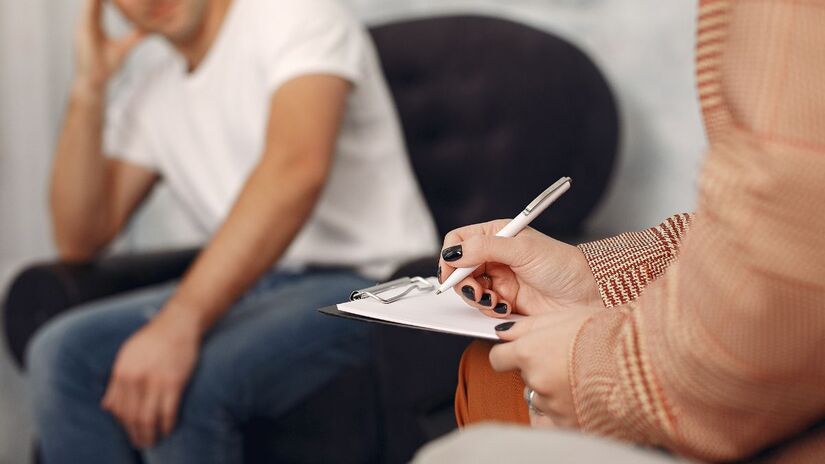 Interromper pode ser mais do que má educação: muitas vezes, é reflexo de impulsividade ou ansiedade/ prostooleh/Freepik