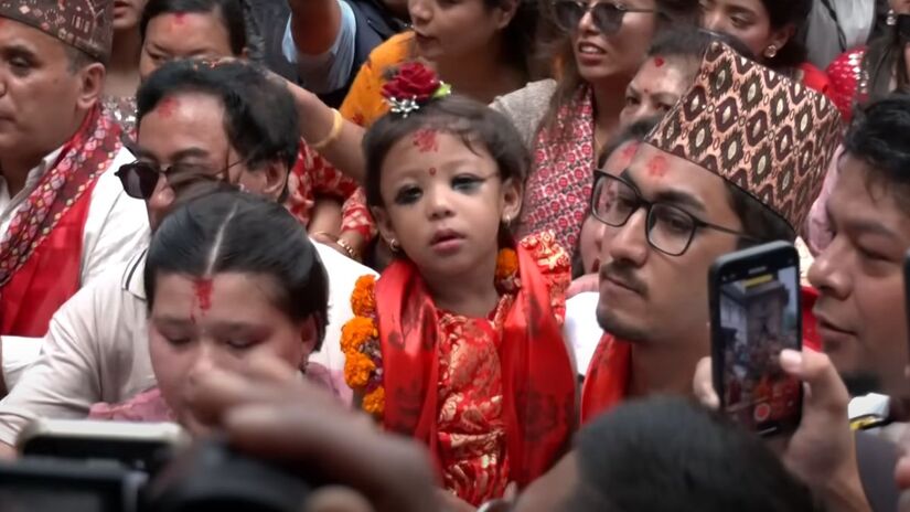 A nova Kumari, Aryatara Shakya, é conduzida entre devotos em Katmandu durante sua entronização/ Reprodução Youtube/ANI NEWS