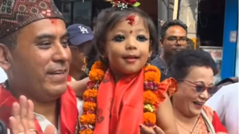 Carregada pelo pai, Aryatara é celebrada nas ruas da capital como a mais jovem "deusa viva" do Nepal/ Reprodução Youtube/Ishwor K.C 
