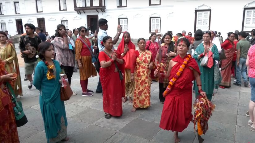 Devotos vestidos de vermelho acompanham o cortejo da nova Kumari, em meio às tradições do festival Dashain/ Reprodução Youtube/ANI NEWS