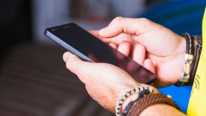 Funções como reconhecimento facial e impressão digital dificultam o acesso indevido ao aparelho/ Freepik