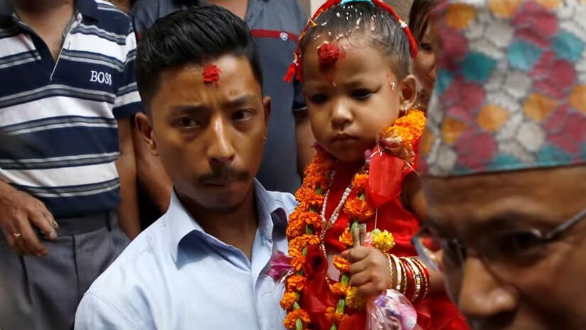 Aos 11 anos, Trishna Shakya, Kumari desde 2017, retorna à vida comum ao atingir a puberdade/ Reprodução Youtube/CRUX