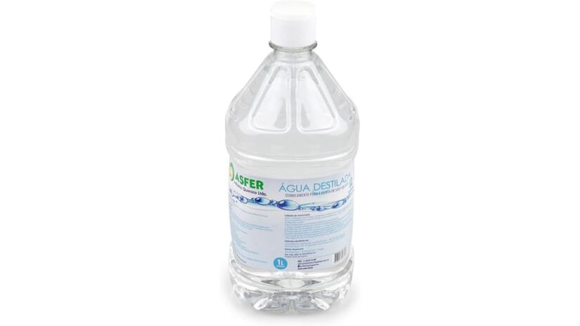 Armazene a água destilada em um frasco bem fechado, longe da luz e do calor, para evitar contaminação. Assim, ela se mantém pura e sempre pronta para a limpeza da tela/ Reprodução Amazon/Ebrands Negocios Digitais
