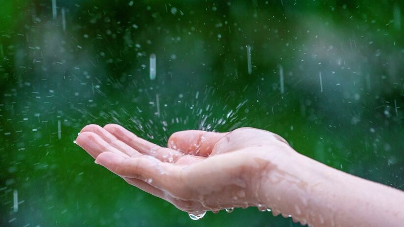 A chuva pode ser considerada uma forma natural de água destilada, já que passa pelo ciclo da evaporação e condensação antes de cair do céu/ tawatchai07/Freepik