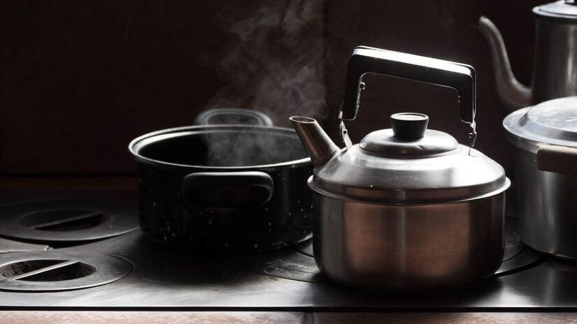 Fazer água destilada em casa é simples: basta ferver água na chaleira e aproveitar o vapor para condensar em outro recipiente/ Lucas Wendt/Pixabay